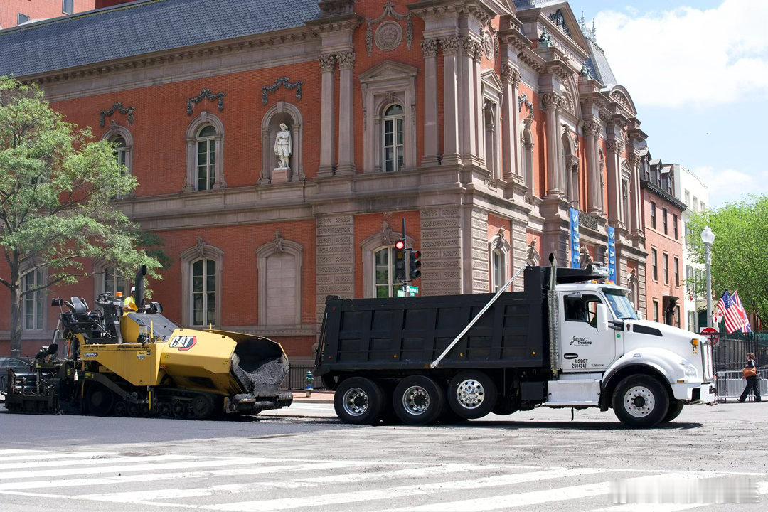 英王今天到访👑美国国宾馆门口在紧急修路🚧 