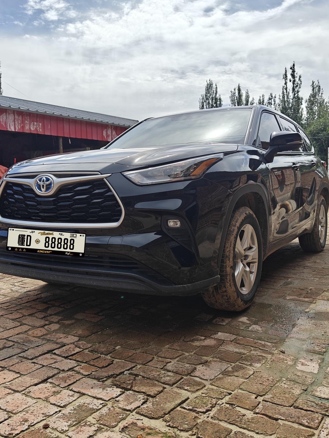 汉兰达精英版是没有倒车影像的，对你没听错，就是这么小气。所以买车时就谈了赠品，必