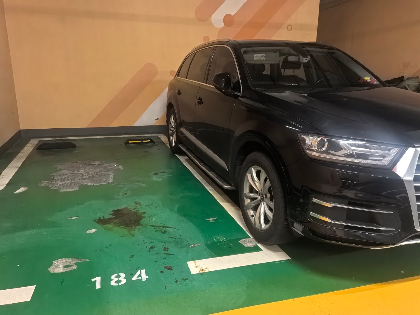 深圳市中心停车本就紧张，非要在福田cocopark这样停车，明明有足够空间停下两