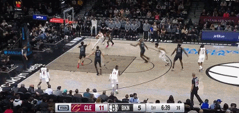 招牌！哈登后撤步三分拿下复出首分！
在今天NBA常规赛骑士对阵篮网的第一节比赛中