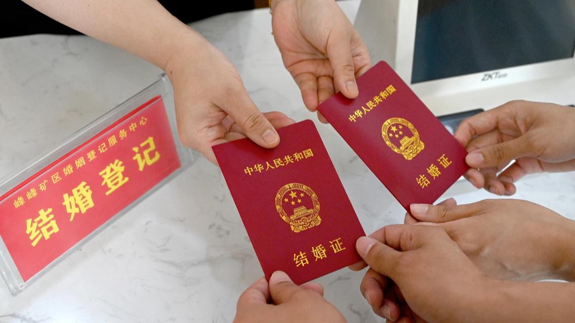 说真的，看到这个数我心里咯噔一下。民政部刚发的二季度数据，上半年结婚登记327.