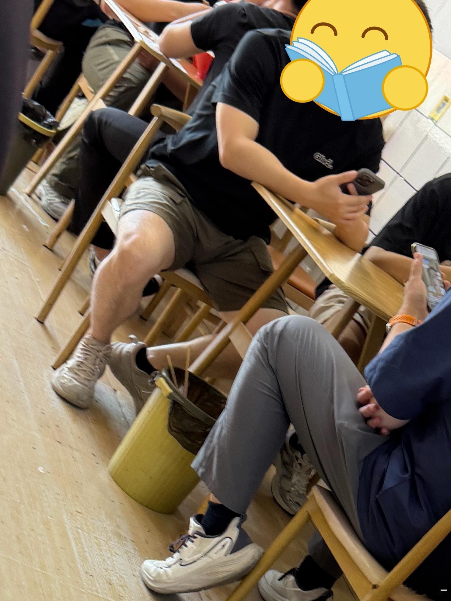 转过头看过去的第一眼就是那里🥵 