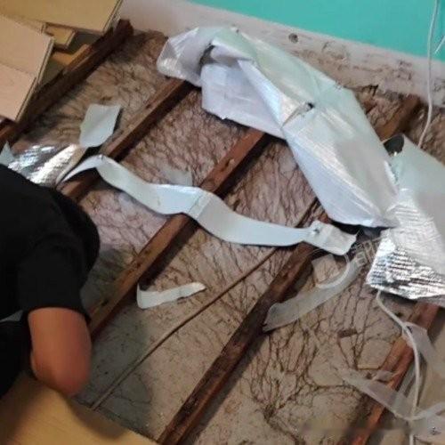 江苏一名女子长期反复咳嗽、鼻炎一直不见好转，屋内总有一股霉味。她拆掉发霉衣柜后异