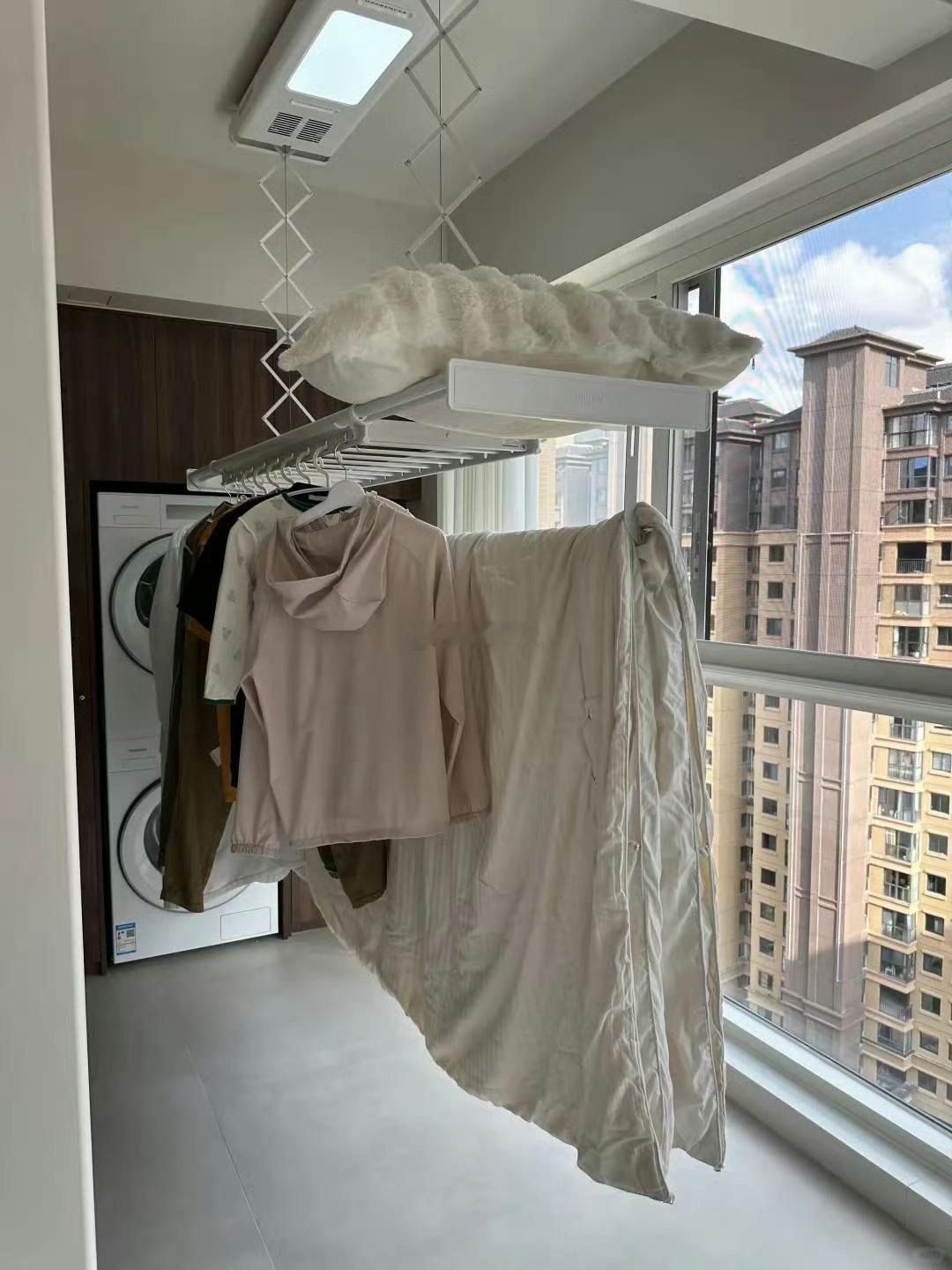 改写文案：真的好奇，这种衣服不晒在阳台外，没有一点阳光，真的不会有味道吗 ​ ​