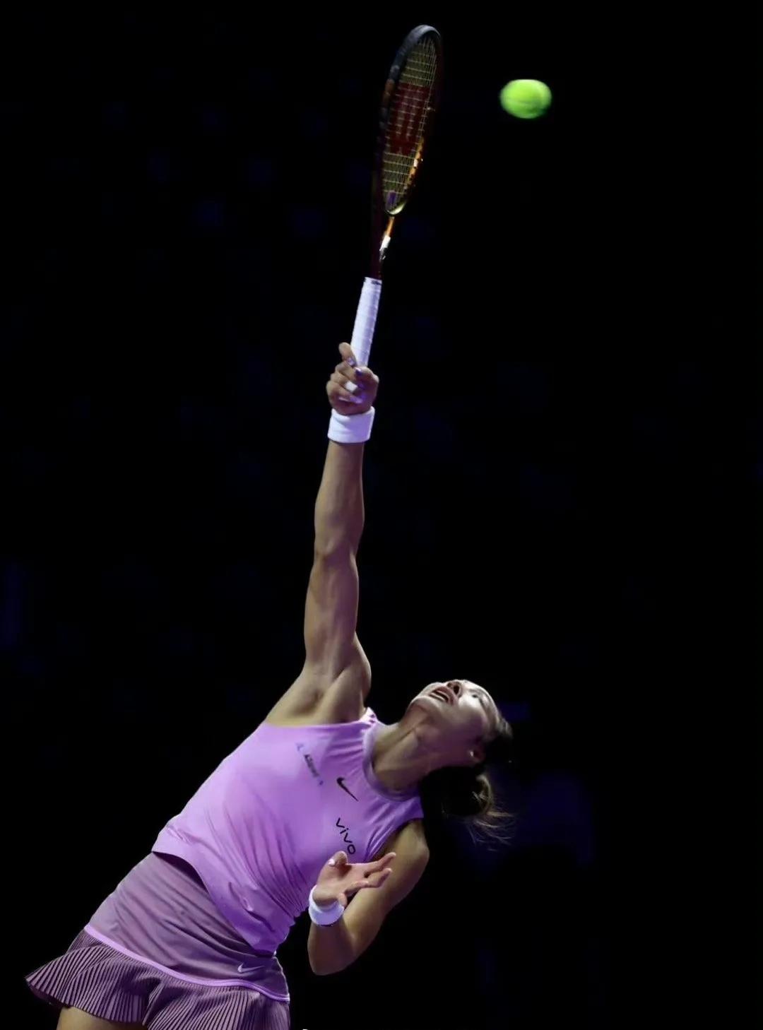 这张高速相机抓拍的照片真的太有质感了！完美展现了郑钦文奋力拼搏的样子！这努力挥动