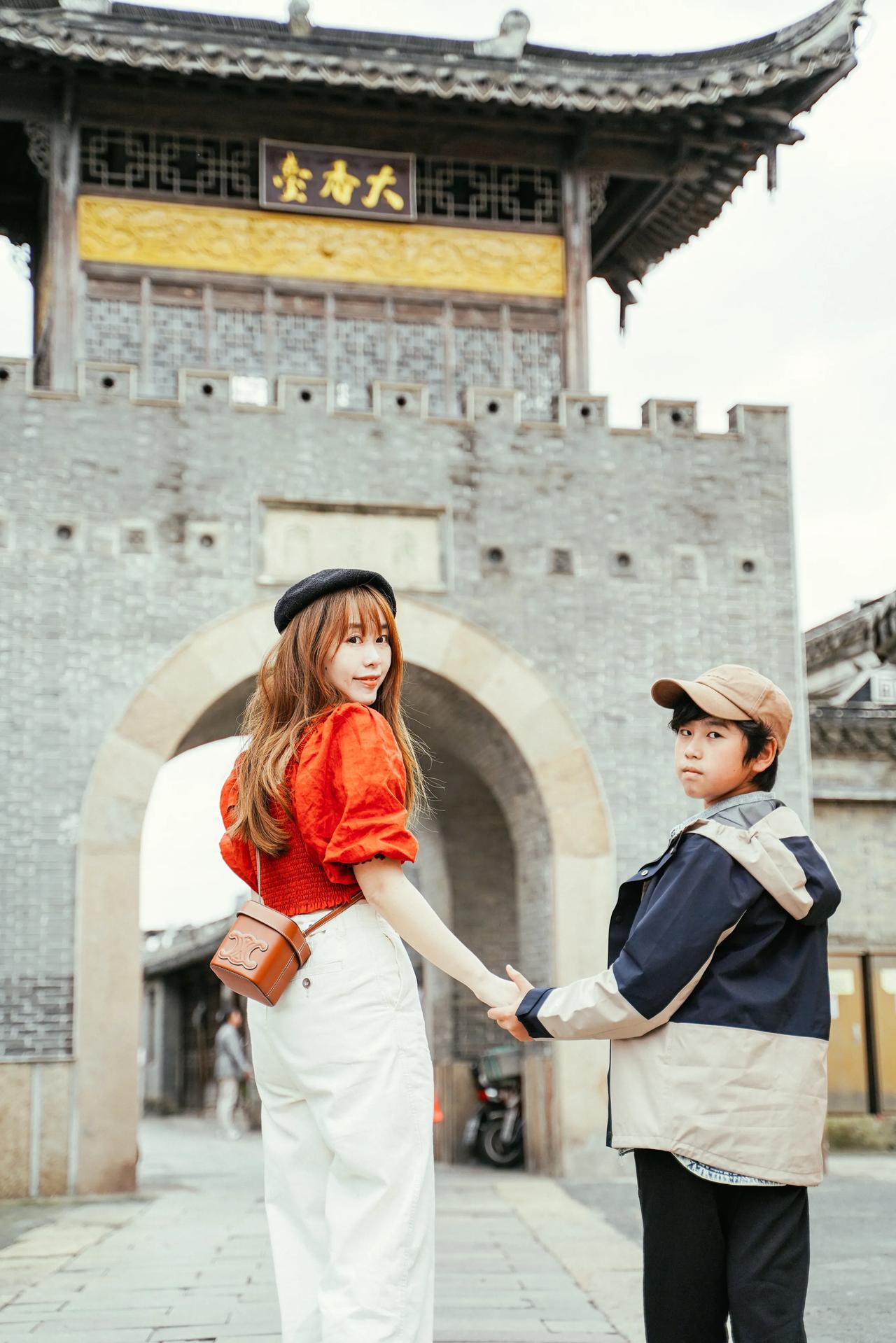 黄桥古镇始建于北宋年间，是一座历经千年的历史文化古镇，底蕴丰厚。
在黄桥古镇，保