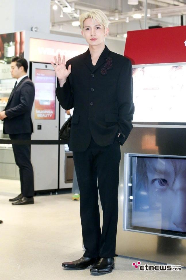 【naver综合】22日下午，作为solo歌手重新出发的EVAN出席某品牌宣传活