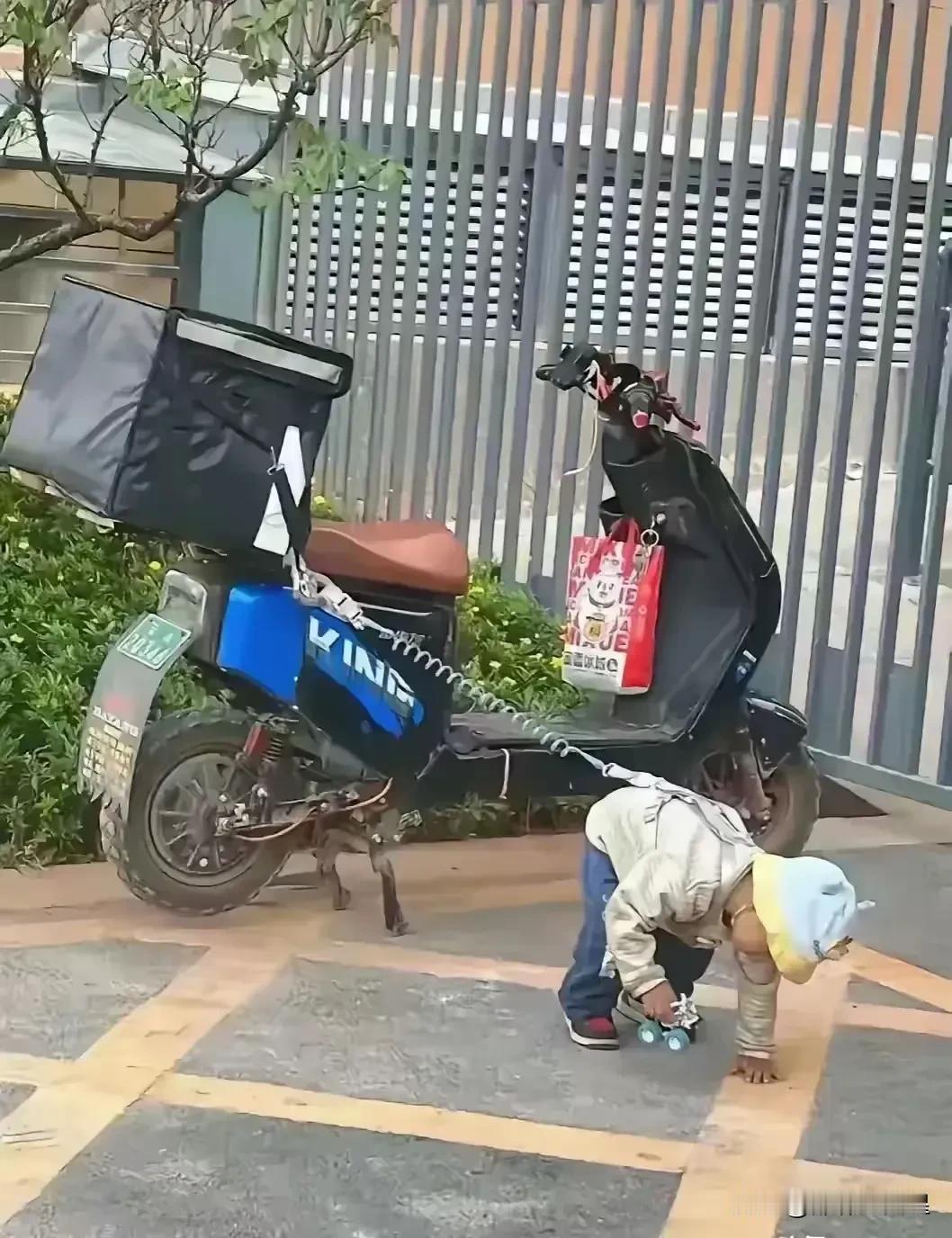 扎心！

前两天在小区楼下看到扎心的一幕，一辆电动车停在楼下，车上带着一个外卖箱