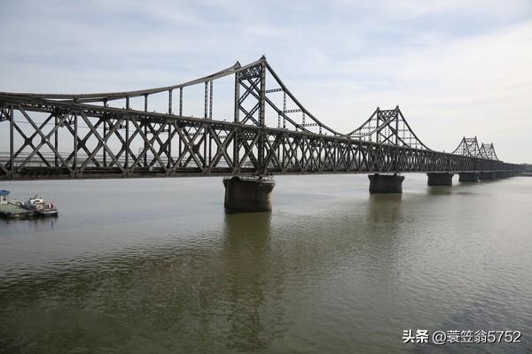 中朝铁路有三个正式连接点：
1. 辽宁丹东（丹东站）—朝鲜新义州（新义州站），通