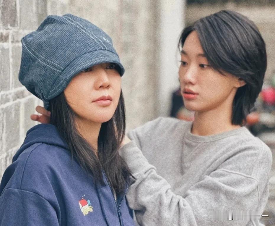 闫妮女儿户外为老妈拍大片，网友看后惊呼这闺女长得也太像张小斐了吧！张小斐：我自己