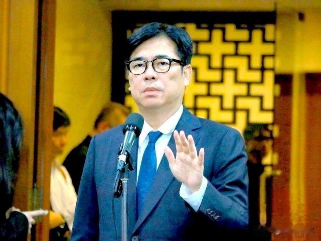 高雄市长陈其迈不是一直盯着台湾地区行政管理机构负责人的位置吗？然而，他似乎并不希