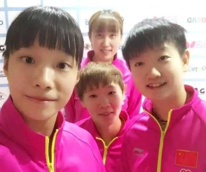 乒坛四朵粉妆玉琢的金花同框：我一眼就认出了刘海齐眉、凤眼如虹、俏皮可爱、气质甜糯