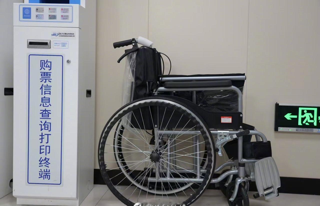 10月30日8时45分，最美“发现团”来到百里峡站候车大厅。面积虽小，但便民设施