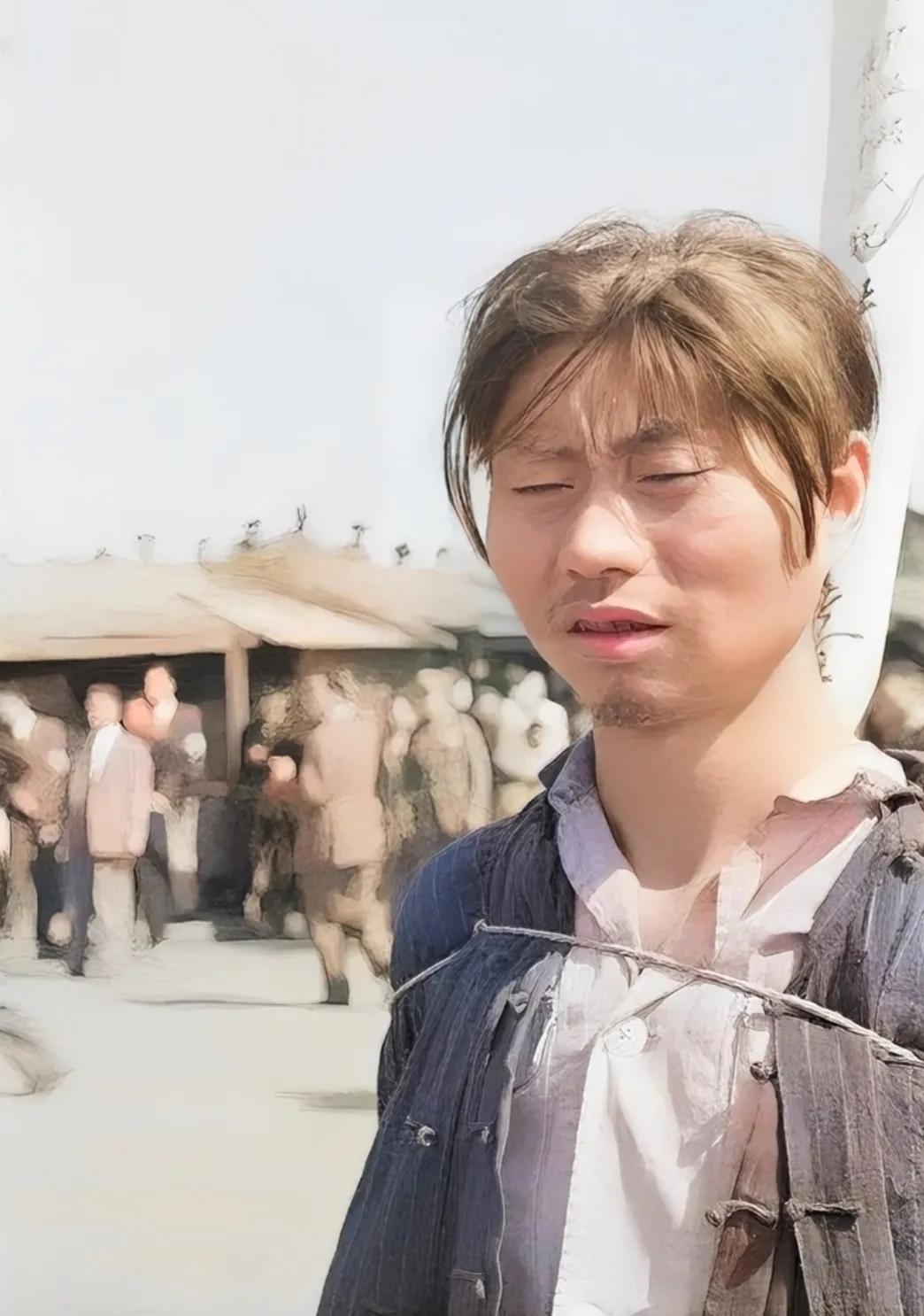 1949年，上海，执行枪毙死刑犯的现场，照片中的男子，已经被五花大绑了起来，头发