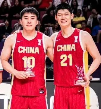 让人泪目！王俊杰在中国男篮一分惜败之后，哭的稀里哗啦，原因竟是因为胡金秋的一句话