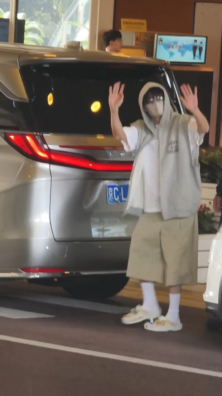 檀健次到达深圳听到粉丝呼喊特意过来鞠躬打招呼暖暖的健次，拍戏顺利 