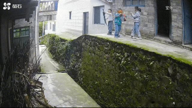 如果婚后你们打算丢下孩子外出打工，最好先别生孩子 
