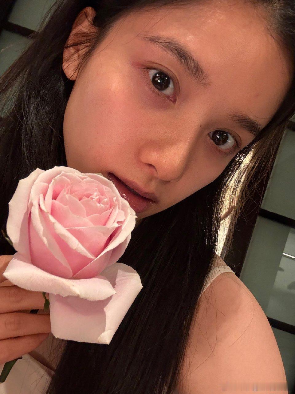 张婧仪今日素颜自拍