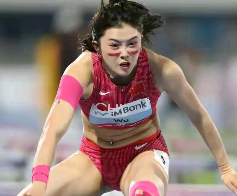 吴艳妮有点冤，跑不进决赛还招来流言蜚语，感觉做个运动员着实不容易。
为什么说他有