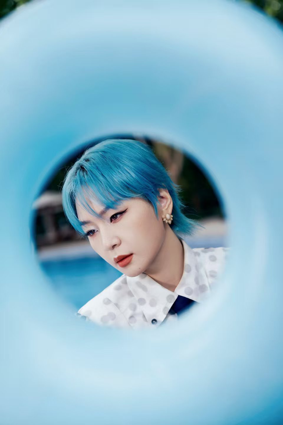 周笔畅泳池涂鸦周笔畅白色波点度假风周笔畅ELLE泳池造型绝了！白波点裙搭深蓝长领