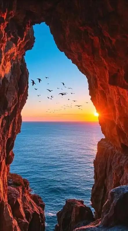 人到了42岁，
最大的本事，
是学会了躲在车里哭。
上周在小区门口，
我认了半天