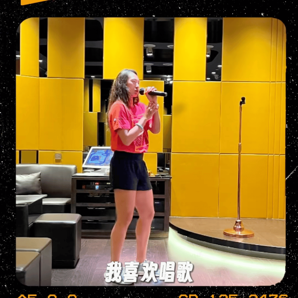 郑钦文唱歌发了狠忘了情看郑钦文唱歌，真的满满元气感，血气方刚的活力少女，不管是打