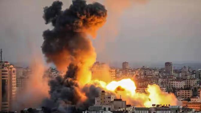 特朗普的烟雾弹终于露馅了！嘴上说打哈尔克岛，手上炸的是格什姆岛；嘴上喊两三周收兵