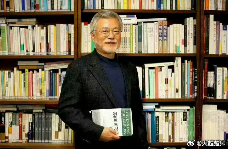 韩媒议论文在寅的退休礼遇，说他现在享受65名特勤安保实在太多了。 