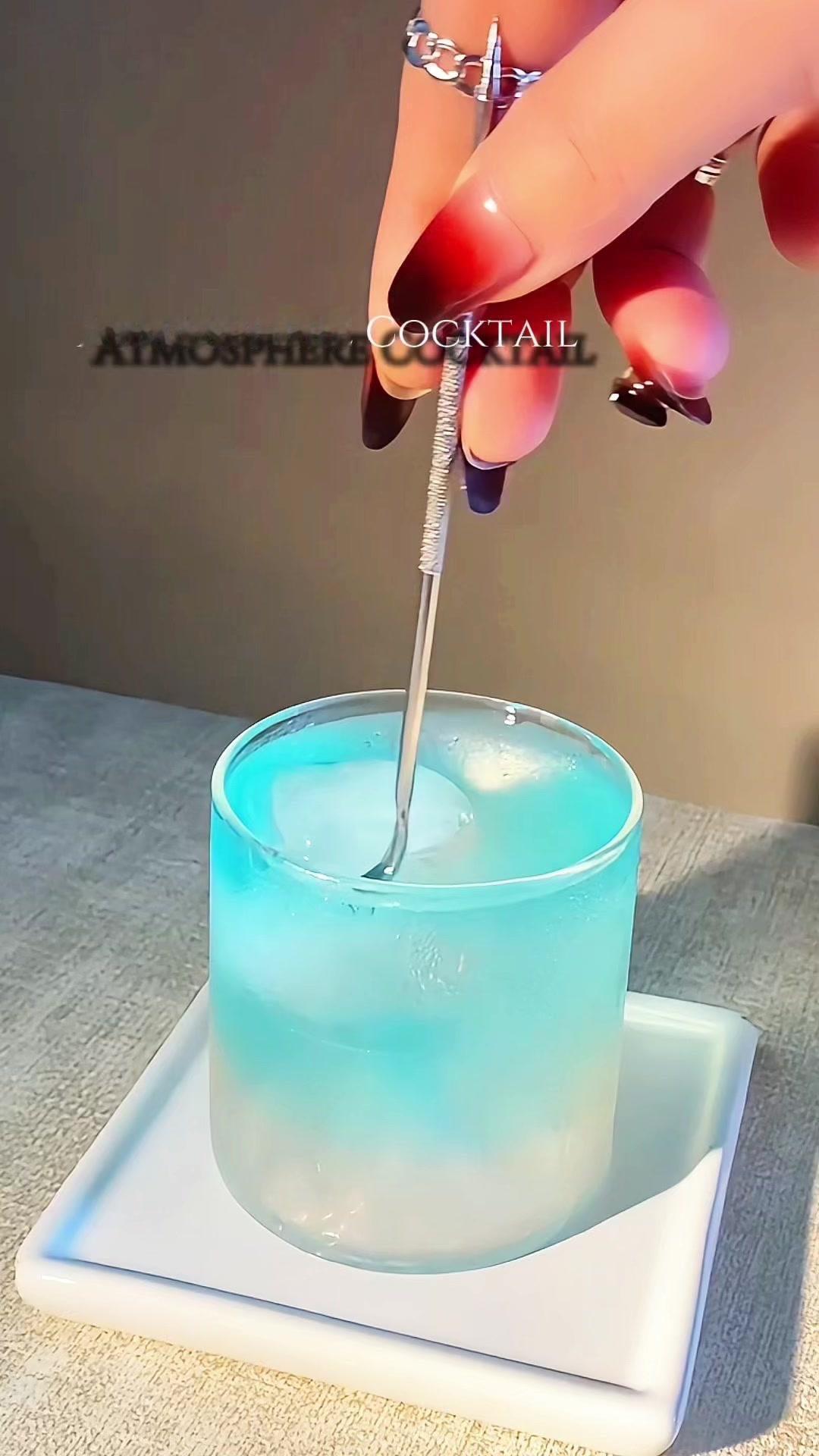 1️⃣准备材料：白朗姆35毫升，蓝橙20毫升。

2️⃣操作步骤：
-盖上雪克（