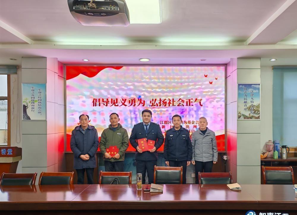 【三个陌生人，一场分秒必争的街头救火接力】一辆轿车在红绿灯前突然自燃，浓烟升起。