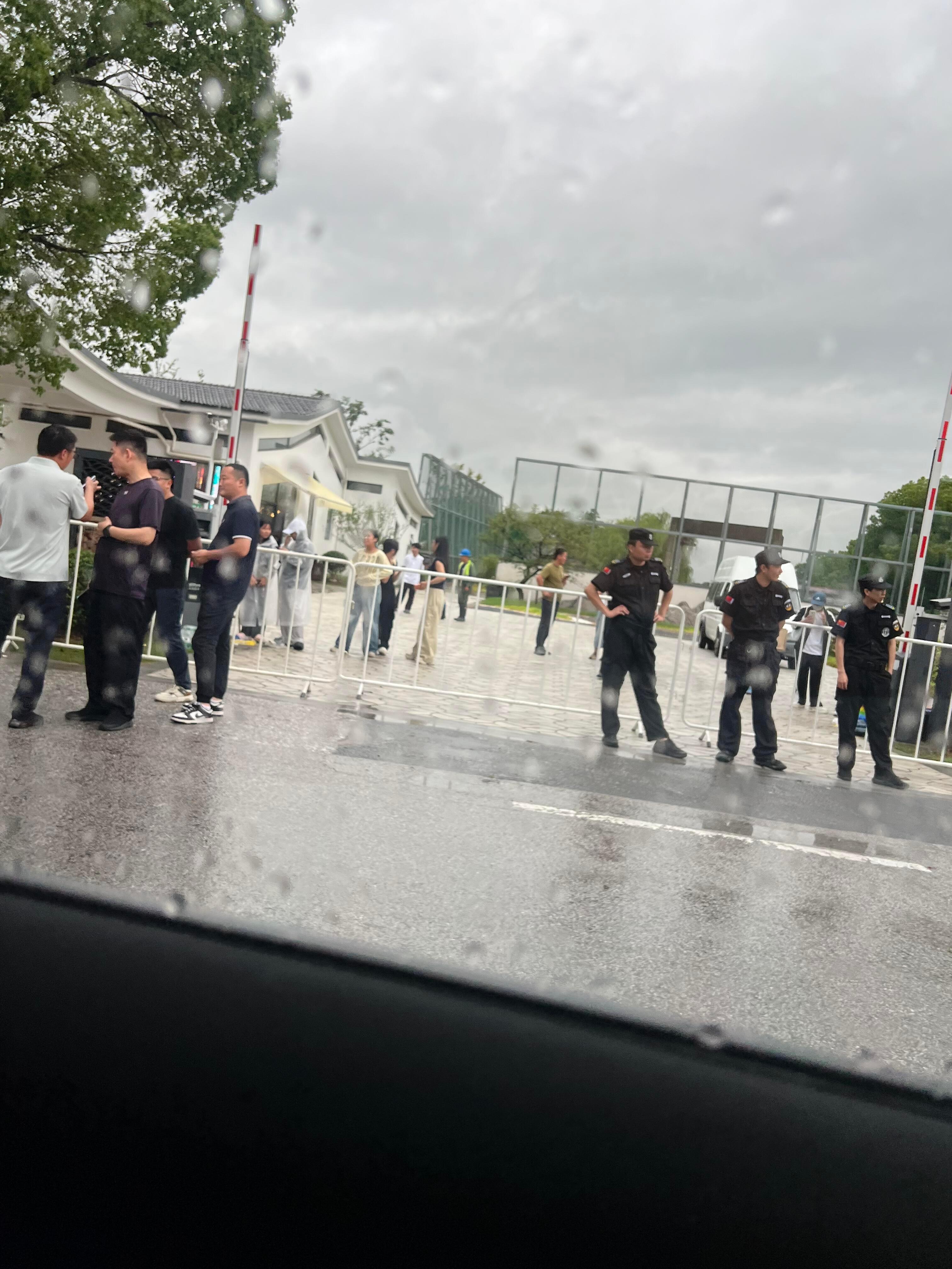 苏州下雨。这咋到哪都下雨啊