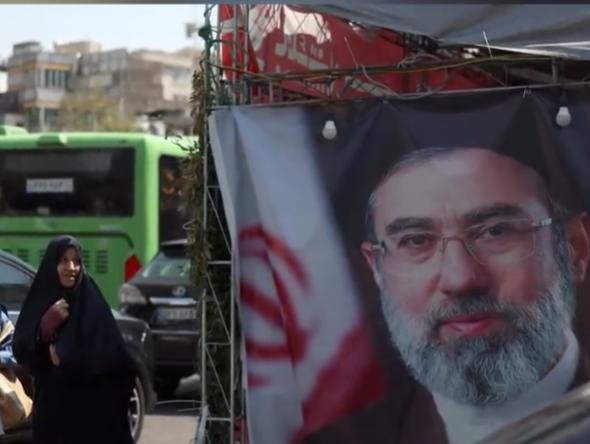 刷到这条消息差点惊掉下巴，美国媒体爆料，伊朗最高领袖穆杰塔巴的伤势比我们想象的严