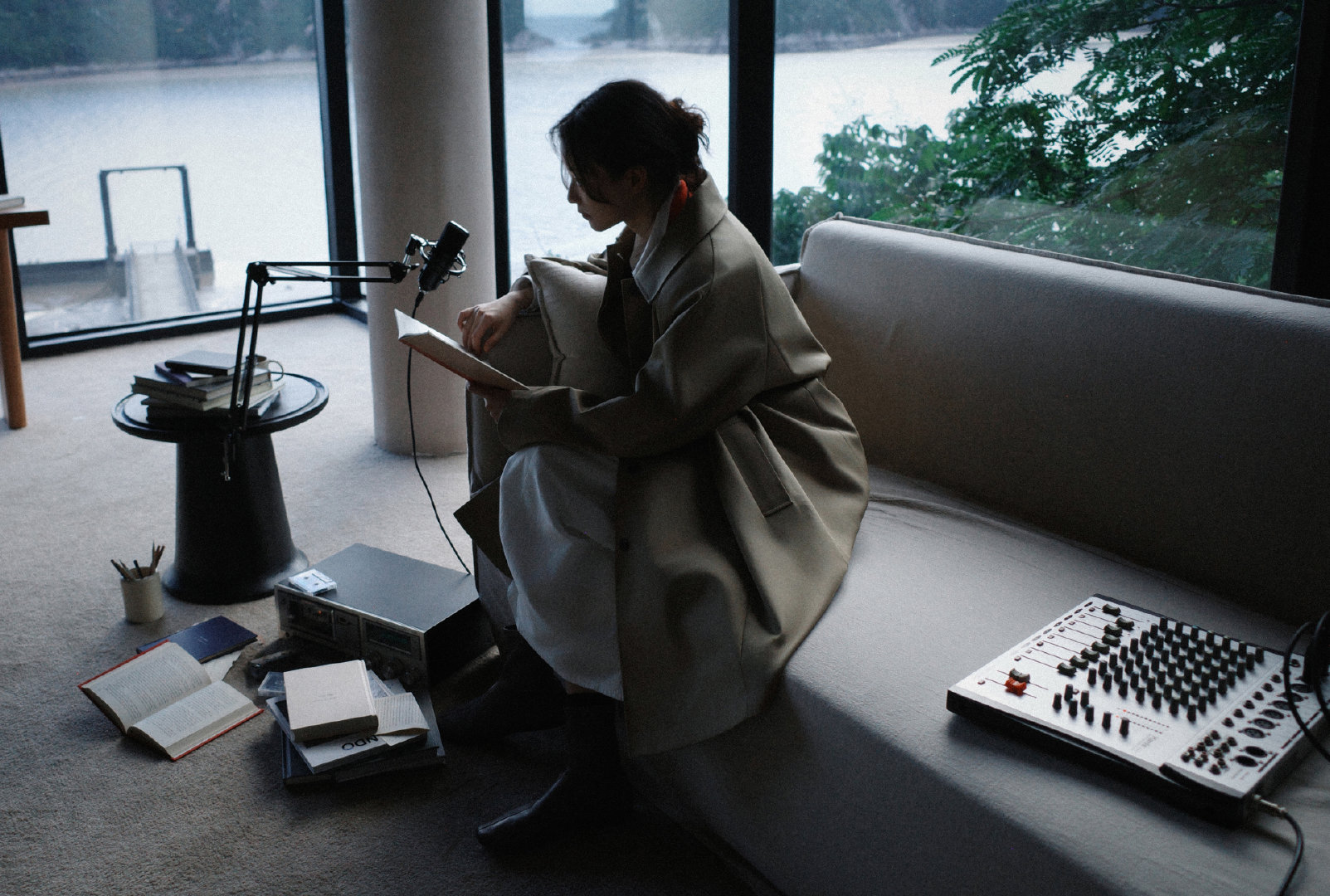 倪妮在自然中采风 倪妮在自然中采风随拍来啦！ 是在认真拍戏的同时，也不忘回应粉丝