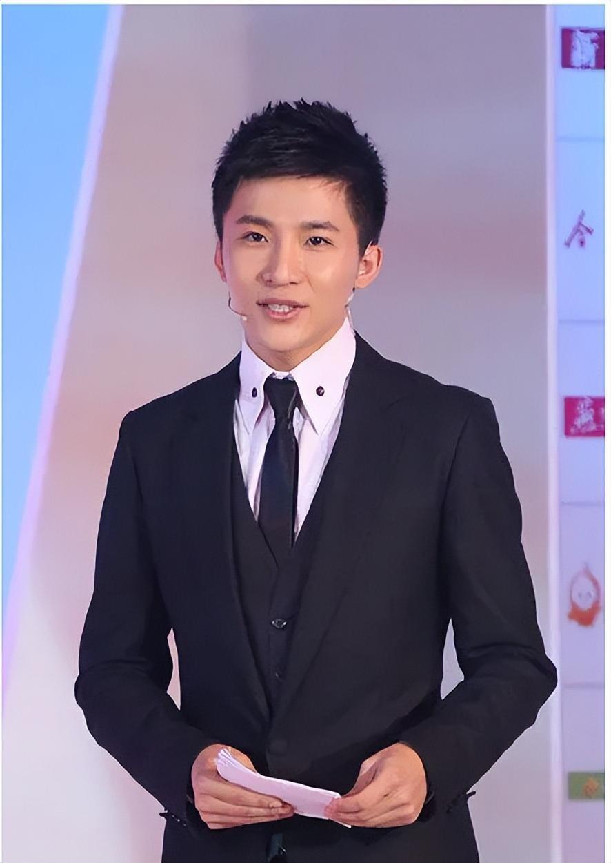 [下雨][下雨]主持人边策：与母亲通话谈心后，转身从8楼一跃而下，他经历了什么？