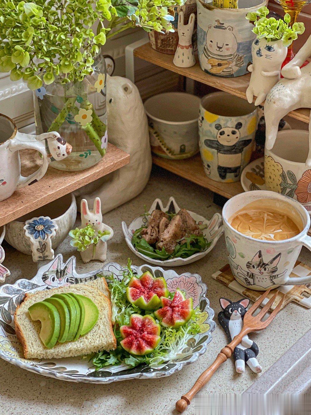 周二早餐：牛油果+红茶吐司+嫩嫩鸡腿排+拿铁用空气炸锅烤鸡腿排（200度10分钟