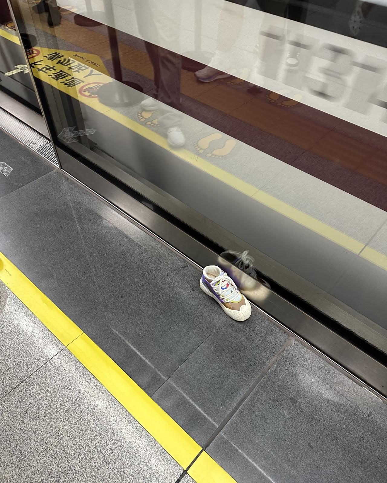 今天11号线又多了一个伤心人[我想静静][我想静静][我想静静]
在前海湾换乘1