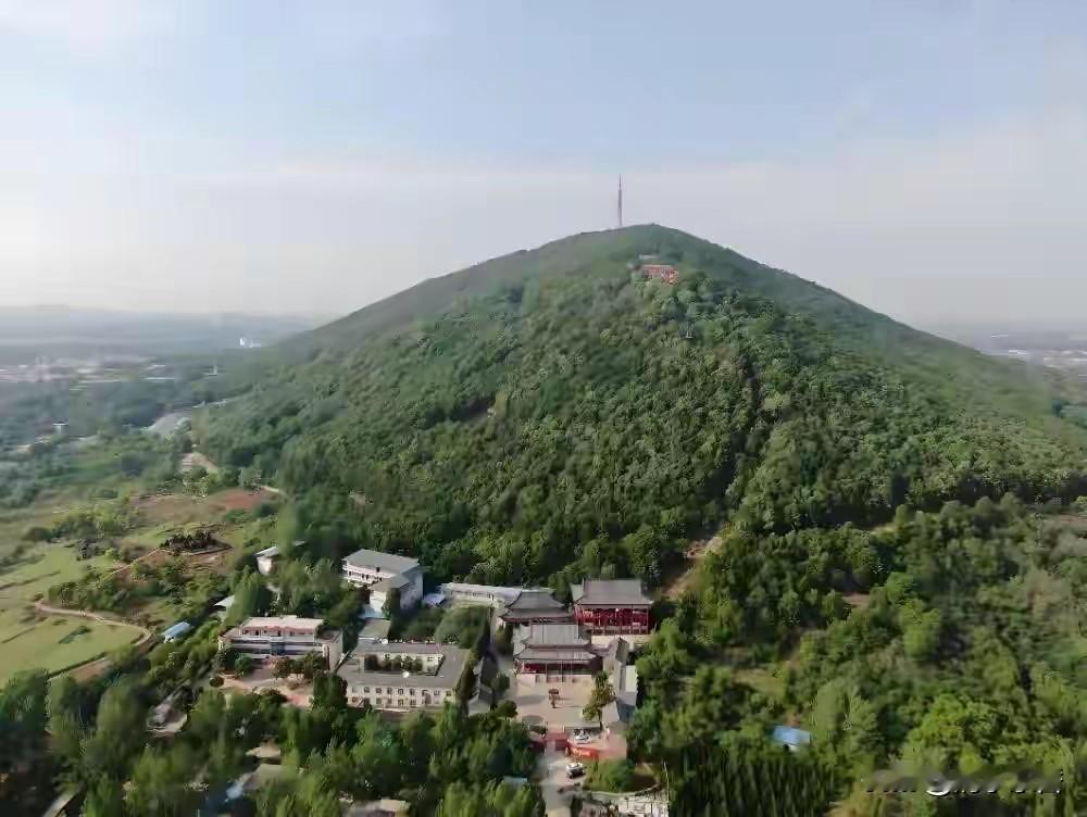 雨后独山值得一记，值得一观。山翠林密观古，人影络绎不绝，香客缭绕不去，乃南宛之要