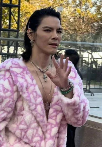 向佐是准备在搞笑这条路上狂奔起来吧！穿着女装走红毯，还称这件衣服是跟向太借的。向