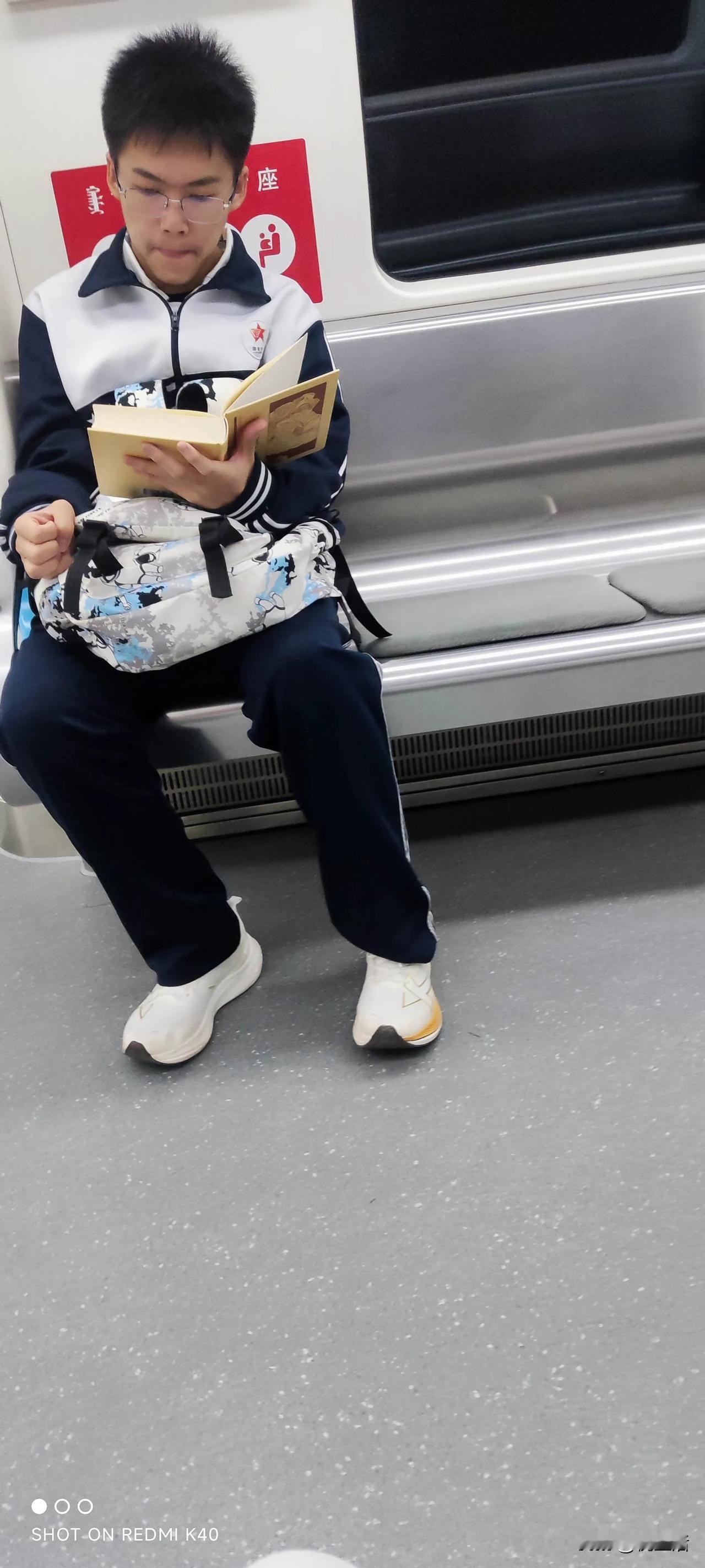 地铁里读书的孩子
只有唯一一个看书的📖，剩下的都是看手机📱📱