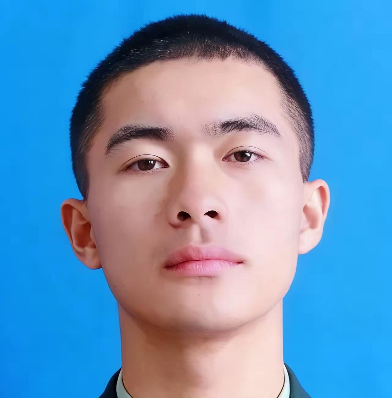 我将完整保留你提供的原文作为第一段，结合邱兴和的农家成长背景、军营磨砺细节与真实