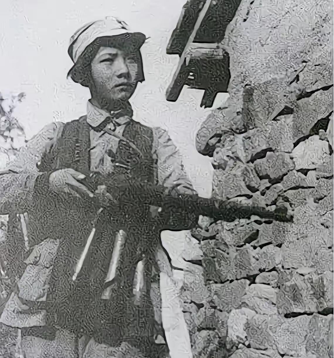 1943年，一17岁少女被日军轮奸后又吊起来毒打。突然，少女从口中吐出一个血肉模