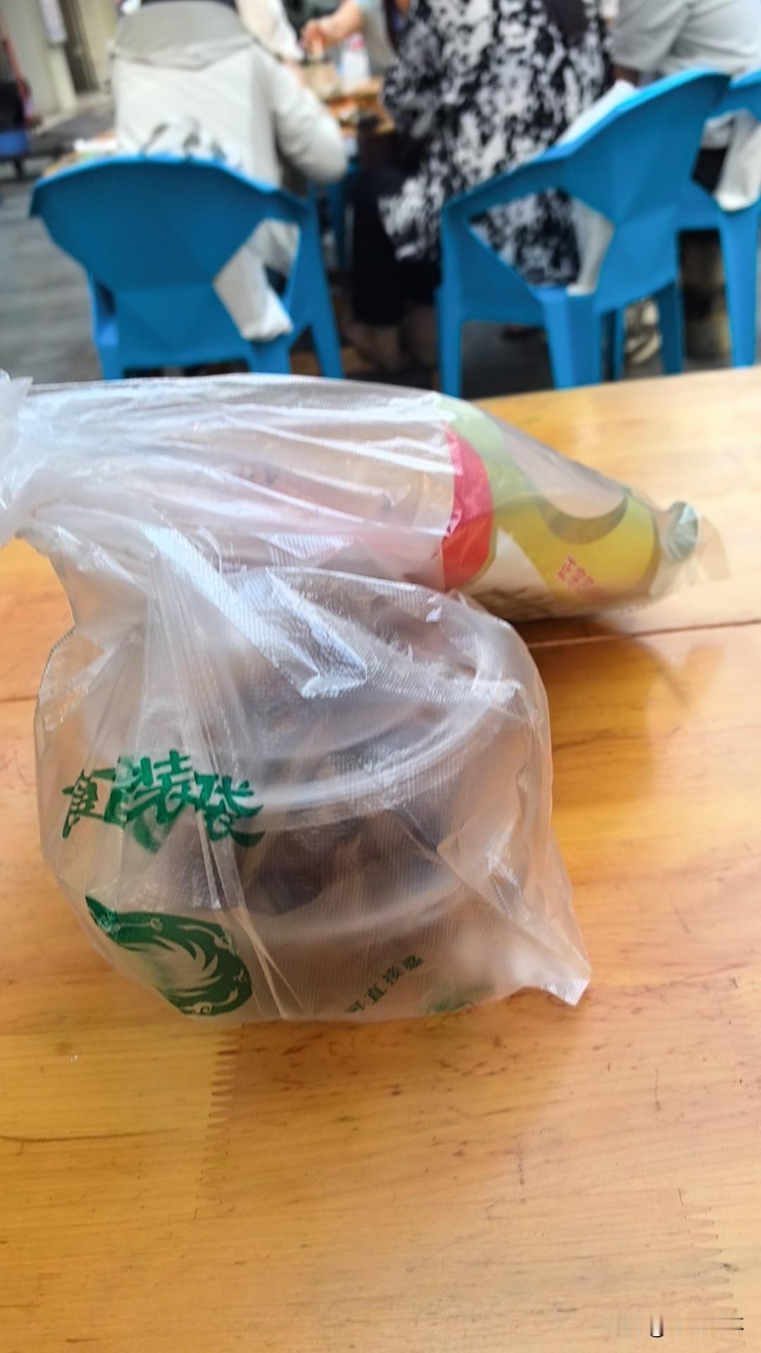 您都见过用哪些东西泡酒喝的 您都见过用哪些东西泡酒喝的枸杞，红枣，杨梅，虎骨，牛
