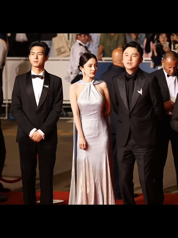 身边只要有1个人摇摆起来，杨幂就会0秒变车载小人 ​ ​​​
