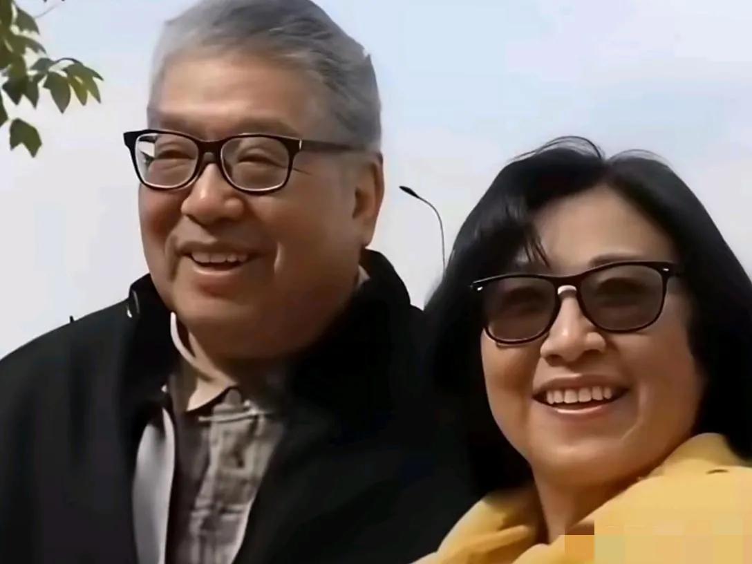 镜头中李连杰的前妻黄秋燕发如绸缎，凤眉明眸，樱唇榴齿，皮肤紧致，笑容灿烂，清秀高