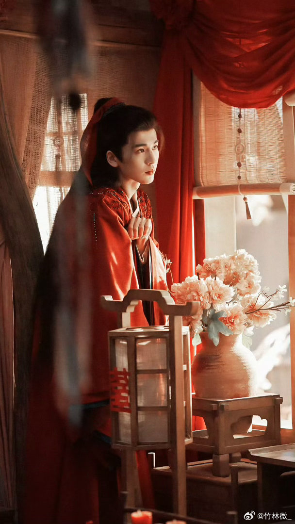 谢征替张凌赫买单第一次见到爱豆用脸帮粉丝买单电子闺蜜陪看剧，居然因为张凌赫太帅直