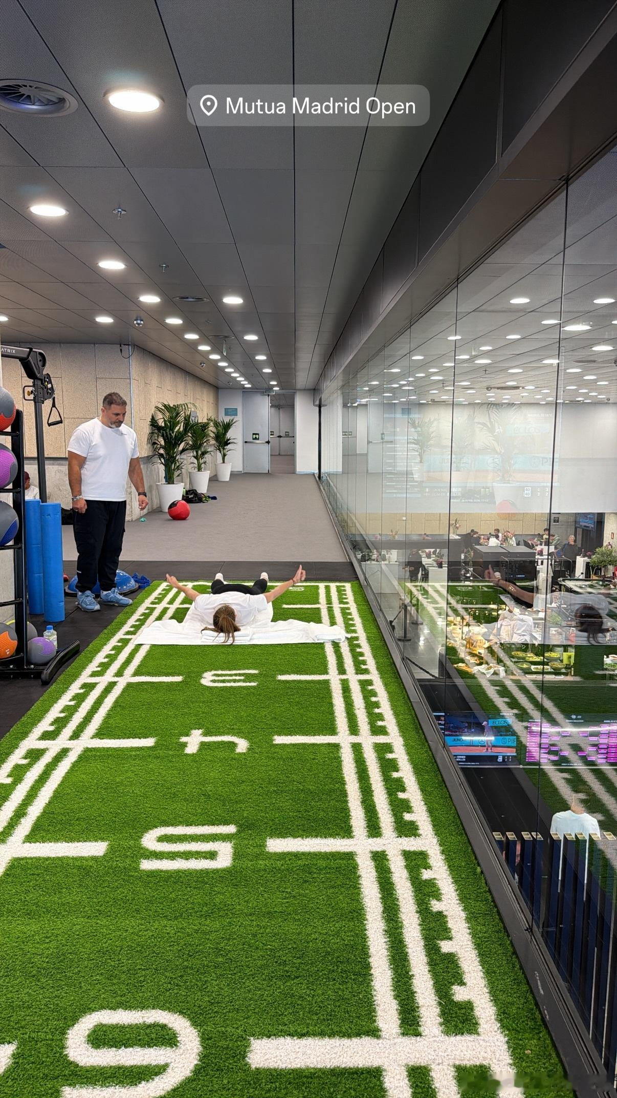 莱巴金娜的赛前热身休息室只能看到娜娜穿白衣躺在地上；有球训练也是只有这张图；应该