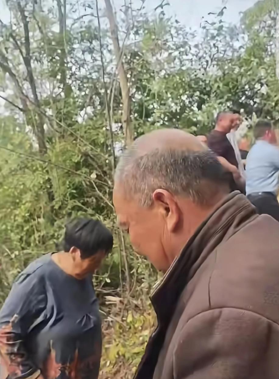 这画面太真实了！身家20亿的比亚迪副总回村上坟，没保镖没豪车，在田间地头和乡亲蹲