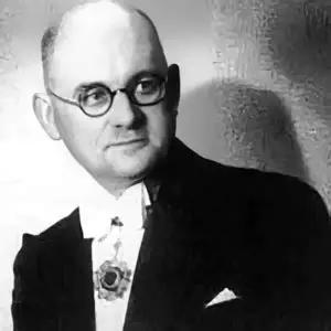1937年，日军的枪口对准了一个德国人。他掏出口袋里的纳粹党证，日本兵愣了一秒，