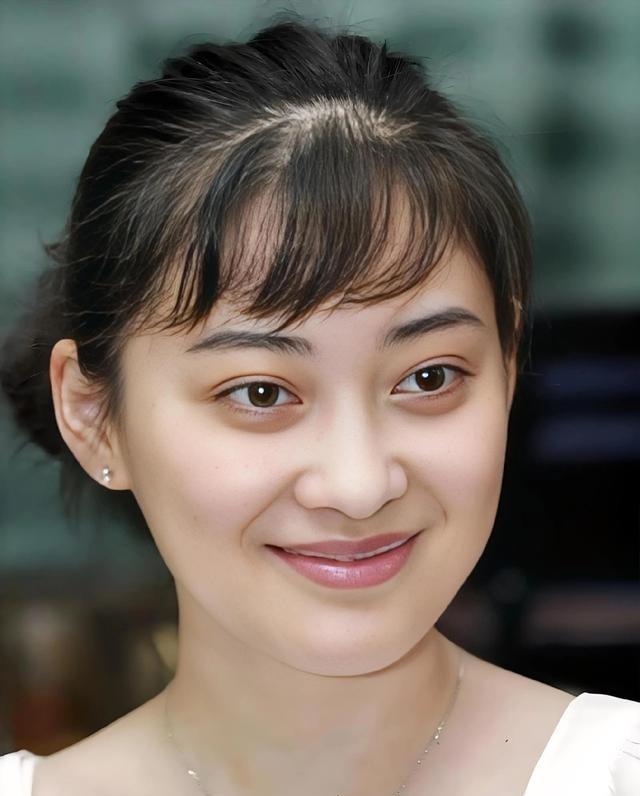 2001年，梅婷不顾父母坚决反对、好友轮番苦劝，毅然和认识仅3个月的鄢颇登记闪婚