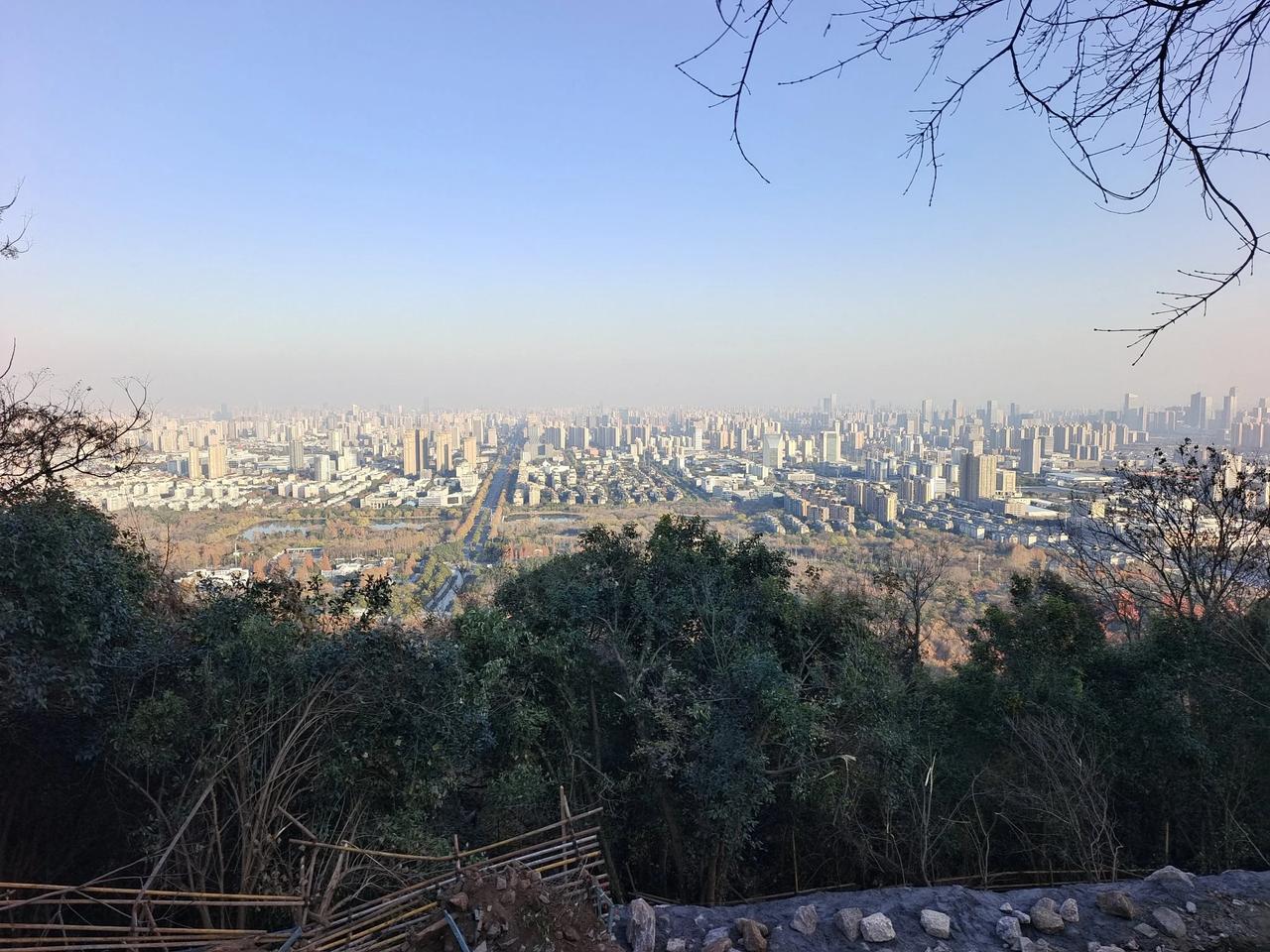 来了一趟大蜀山，山顶观景平台看起来不会有太大惊喜，有关部门回复始终坚持保护为先。